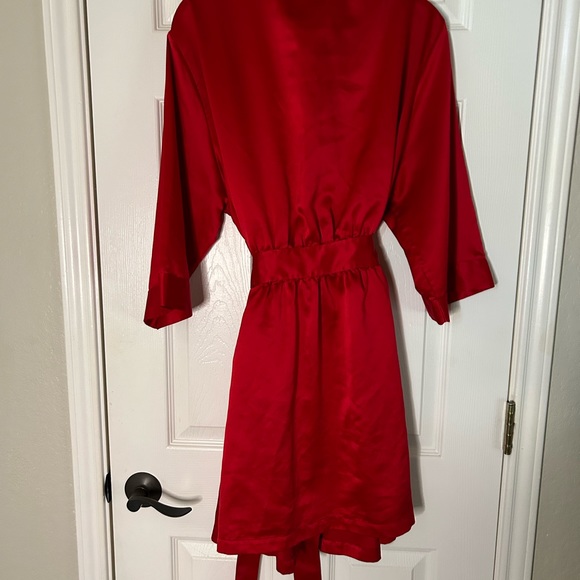 Cabernet red ladies robe in the size extra large. - Picture 2 of 3